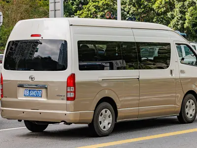 2019 Toyota Hiace 9-seater — view 3