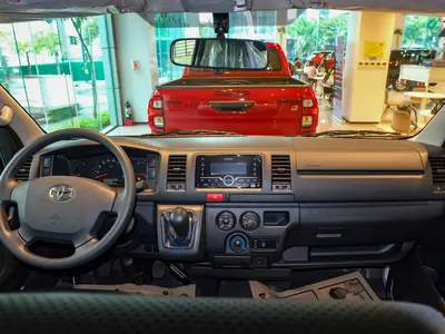 2019 Toyota Hiace 9-seater — view 4